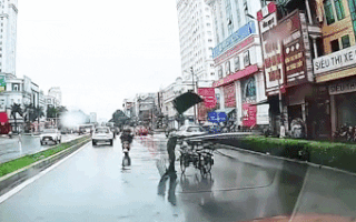 Video: Hàng loạt mái tôn bay tứ tung trên đường phố ở Nghệ An, người đi đường hoảng sợ bỏ chạy