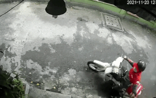 Video: Đuổi theo kẻ cướp giật điện thoại, người đàn ông ngã sõng soài trên đường