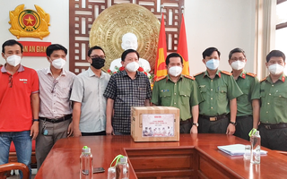 Video: Báo Tuổi Trẻ trao tặng thiết bị y tế phòng, chống dịch COVID-19 cho tỉnh An Giang