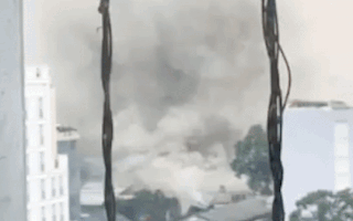 Video: Cháy quán bar ở trung tâm thành phố, khói bốc lên mù mịt