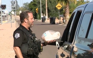 Video: Cảnh sát tặng gà tây cho tài xế ở Mỹ