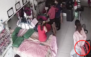 Video: Cô gái vờ hỏi làm tóc rồi trộm tiền trong áo khoác của khách