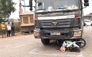 Video: Xe ben cuốn xe máy vào gầm, 2 người tử vong