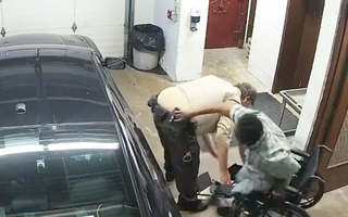 Video: Ngồi xe lăn đến tòa, phạm nhân vẫn cướp súng cảnh sát