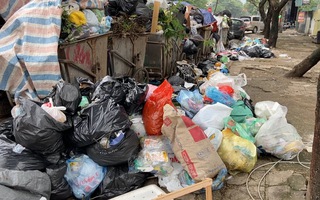 Video: Bãi rác ngừng tiếp nhận, rác sinh hoạt ùn ứ ở nhiều tuyến phố Hà Nội