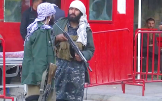 Video: Quân y viện lớn nhất Afghanistan bị tấn công, 25 người chết