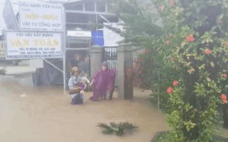 Video: Mưa lớn, ngập sâu, miền Trung bị chia cắt