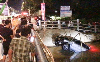 Video: Trục vớt xe 7 chỗ lao thẳng xuống kênh giữa đêm khuya ở Biên Hòa