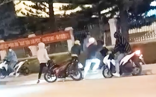 Video: Tạm giữ nhóm người, trong đó có 10 học sinh chém nhau trước cổng Công an Đà Lạt