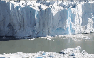 Video: Khoảnh khắc tảng băng lớn tách ra và đổ xuống sông ở Argentina