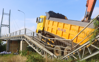 Video: Hiện trường vụ xe tải chở nhựa đường 48 tấn chạy qua cầu có tải trọng… 5 tấn