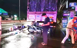 Video: Thanh niên đi xe máy tông vào xe công vụ đang xử lý vụ tai nạn chết người
