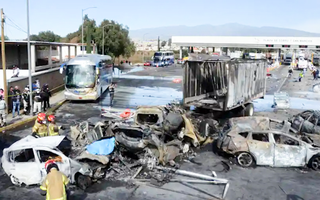 Video: Ít nhất 19 người chết trong vụ xe tải lao vào trạm thu phí