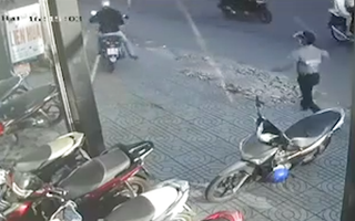Video: Trộm tỉnh bơ bẻ khóa lấy xe máy, bảo vệ đuổi theo trong vô vọng