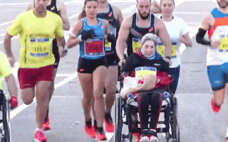 Video: Ngập tràn cảm xúc con trai đẩy xe lăn cùng mẹ chạy marathon lập kỷ lục Guinness thế giới