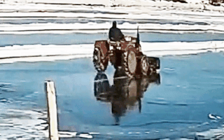 Video: Thót tim cảnh người đàn ông cùng xe dọn tuyết rơi xuống hồ băng