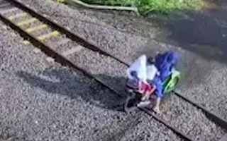 Video: Mẹ cùng hai con mắc kẹt trên đường ray khi đoàn tàu sắp lao tới