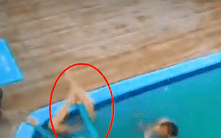 Video: Cảnh báo tai nạn ở bể bơi gia đình, máy bơm nước cuốn tóc bé gái ghì chặt xuống đáy bể