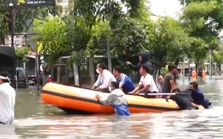 Video: Mưa lớn ở Indonesia phá hủy nhiều nhà cửa, ngập lụt đường phố