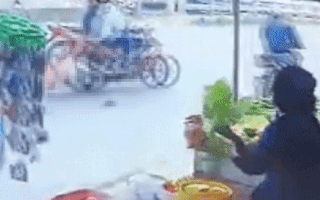 Video: Người phụ nữ bán vé số bị kẻ trộm xe máy kéo lê trên đường khi cố đu bám, giành lại chiếc xe