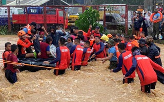 Video: Bão Rai đã quật tơi bời trước khi rời khỏi Philippines vào 18-12
