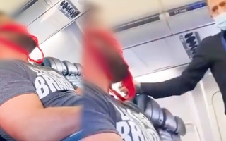Video: Nam hành khách bị đuổi khỏi máy bay vì dùng quần lót làm 'khẩu trang'