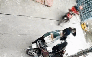 Video: Người phụ nữ đi làm tóc bị giật túi xách ngã nhào trong hẻm ở Tân Bình