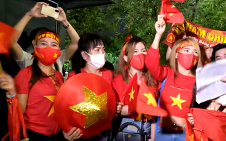 Video: 'Rừng áo đỏ' của CĐV Việt Nam đổ dồn về sân vận động Bishan 'tiếp lửa' cho đội tuyển