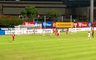 Video: Xem Bùi Tiến Dũng bật cao đánh đầu chéo góc nâng tỉ số lên 3-0 cho tuyển Việt Nam