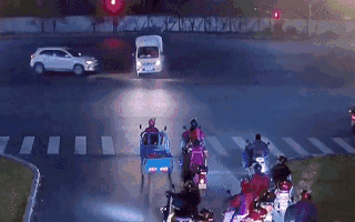 Video: Xe tải bốc cháy sau va chạm, người dân đập kính cứu tài xế