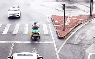 Video: Tình huống tai nạn không ai ngờ đến, ô tô xoay một vòng, tung xe máy chờ đèn đỏ