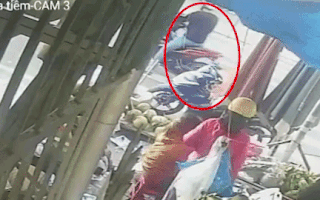 Video: Nam thanh niên 'tung cước' đá bay tên trộm xe máy đang tẩu thoát