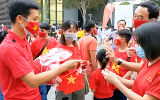 Video: Rực màu cờ đỏ sao vàng ủng hộ thầy trò HVL Park Hang Seo trước trận quyết đấu với Thái Lan