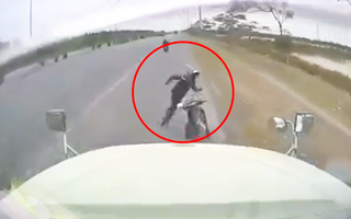 Video: Người đàn ông nhanh chân thoát chết trong gang tấc khi xe container lao tới