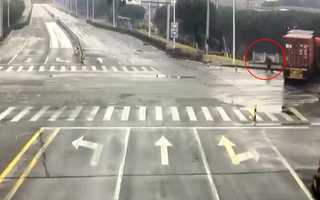Video: Người đàn ông thoát chết trong gang tấc khi xe container lao tới cận kề