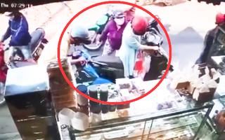 Video: Dàn cảnh 2 xe mắc kẹt trước tiệm bánh để người phụ nữ trộm túi xách trót lọt