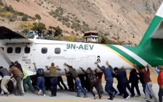 Video: Hành khách hì hục… đẩy máy bay bị nổ lốp sau khi hạ cánh ra khỏi đường băng