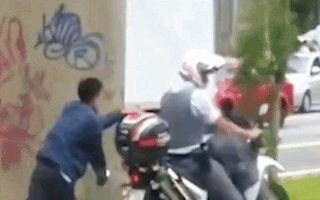 Video: Cảnh sát còng tay tội phạm sau xe máy gây phẫn nộ