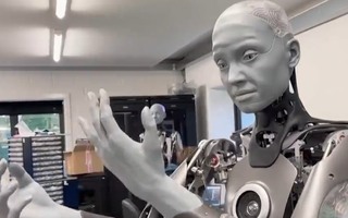 Video: Robot biết biểu thị cảm xúc, tạo dáng trước ống kính