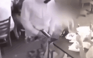 Video: Cướp vào quán ăn dí súng uy hiếp khách, lấy đồng hồ Rolex đắt giá trong 10 giây