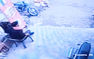 Video: 'Tài xế nhí' lái xe máy kéo lao vào cửa hàng, 2 người kịp thoát thân