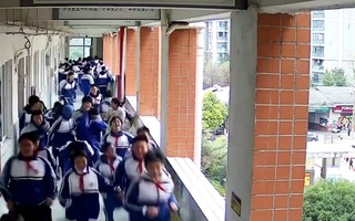 Video: Nữ giáo viên tất bật sơ tán học sinh do động đất nhưng quên con mình trong văn phòng