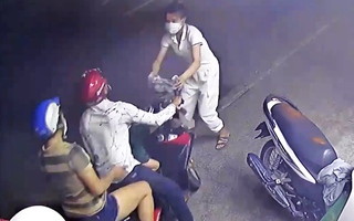 Video: Nghi vấn đôi nam nữ dàn cảnh trộm cắp, bỏ chạy khi bị phát hiện, rớt luôn cả con