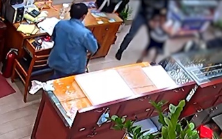 Video: Giằng co, xịt bình chữa cháy chống trả tên cướp thủ dao, kề vào cổ đứa bé uy hiếp để cướp tiệm vàng