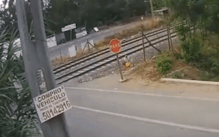 Video: Xe tải băng qua đường ray bị tàu hỏa tông bay phần đầu
