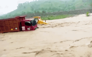 Video: Khoảnh khắc lũ quét cuốn trôi chiếc xe tải và xe máy ủi xuống sông