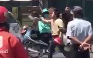 Video: Cầm dao chém xe khách, người đàn ông bị đánh bầm dập