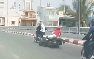 Video: Bị giật dây chuyền, 2 người đi xe máy ngã nhào xuống đường