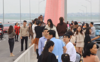Video: Lộn xộn cảnh du khách tụ tập trên cầu 950 tỉ đồng để chụp ảnh