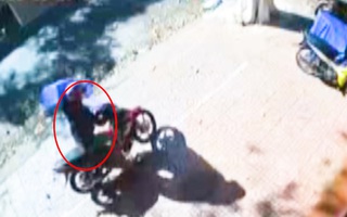 Video: Cộng đồng mạng ‘ngao ngán’ trước cảnh thanh niên đi xe máy, trộm ghế nhựa
